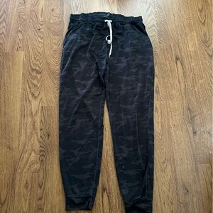 Vuori Black gray Camouflage Joggers size large elastic waist